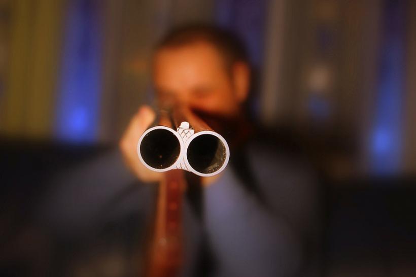 Un bărbat din Bacău s-a împuşcat în timp ce îşi curăţa arma de vânătoare