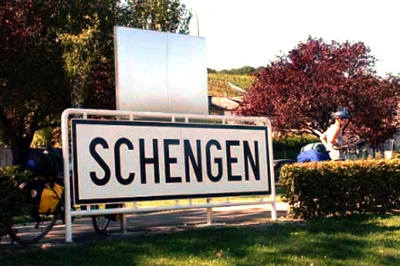 Decizia de aderarea României şi Bulgariei la Schengen se va amâna