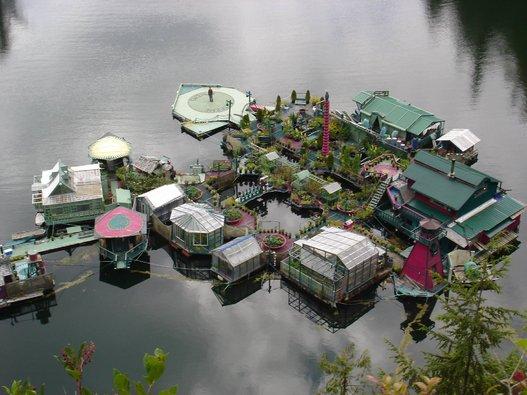 Un cuplu de canadieni locuiesc într-o locuinţă plutitoare