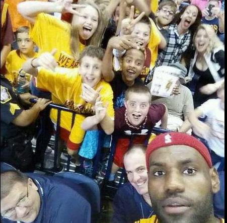 Baschetbalistul american LeBron şi-a făcut un selfie în timpul unui meci