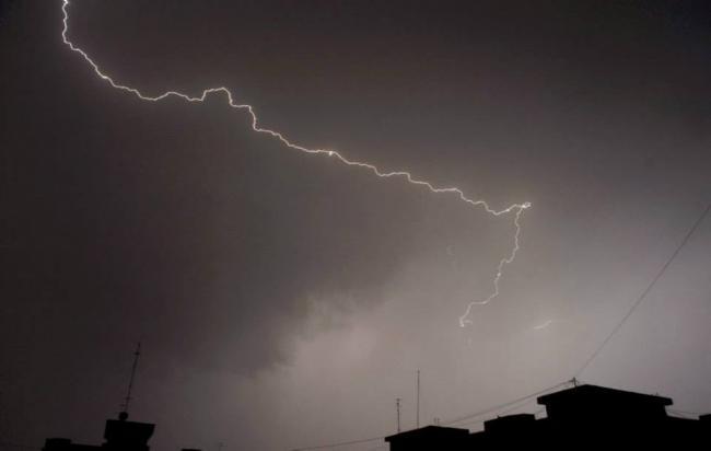 Mehedinți: Sectorul Svinița al DN 57 e blocat pe un sens din cauza precipitațiilor abundente