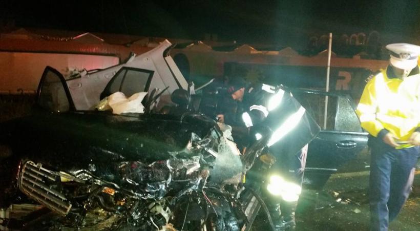 Accident TERIBIL pe DN7. Un Mercedes a fost SPULBERAT sub roțile unui TIR și o persoană a rămas încarcerată  