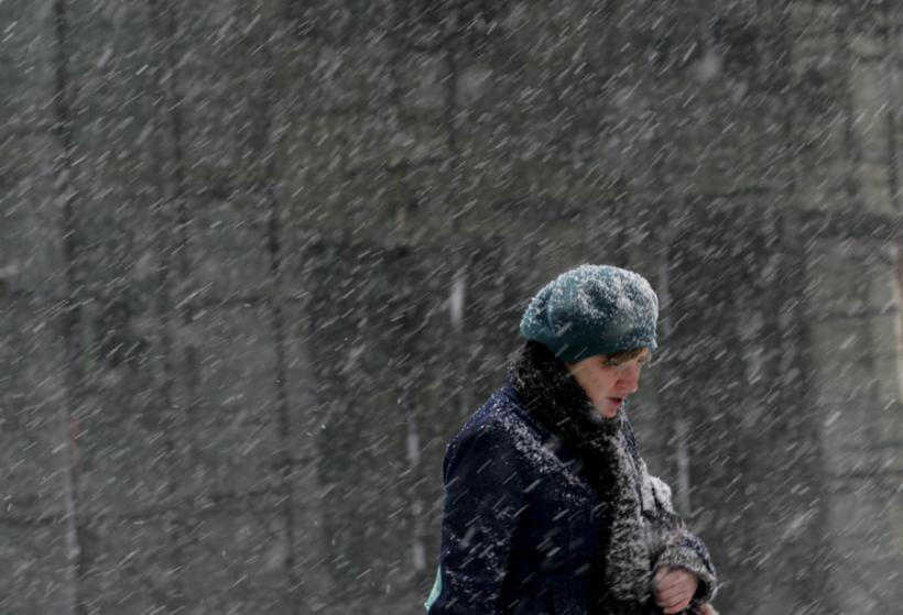 Zeci de localităţi din judeţul Suceava au rămas fără energie electrică din cauza ninsorii