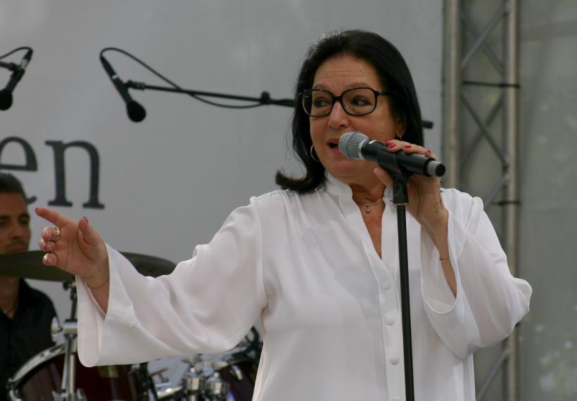 Concertul Nana Mouskouri la Bucureşti a fost amânat