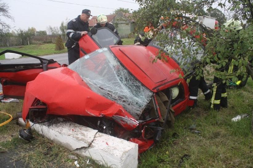 Accident TERIBIL la câțiva kilometri de Lugoj. Un barbat a MURIT dupa ce a intrat cu autoturismul intr-un cap de pod