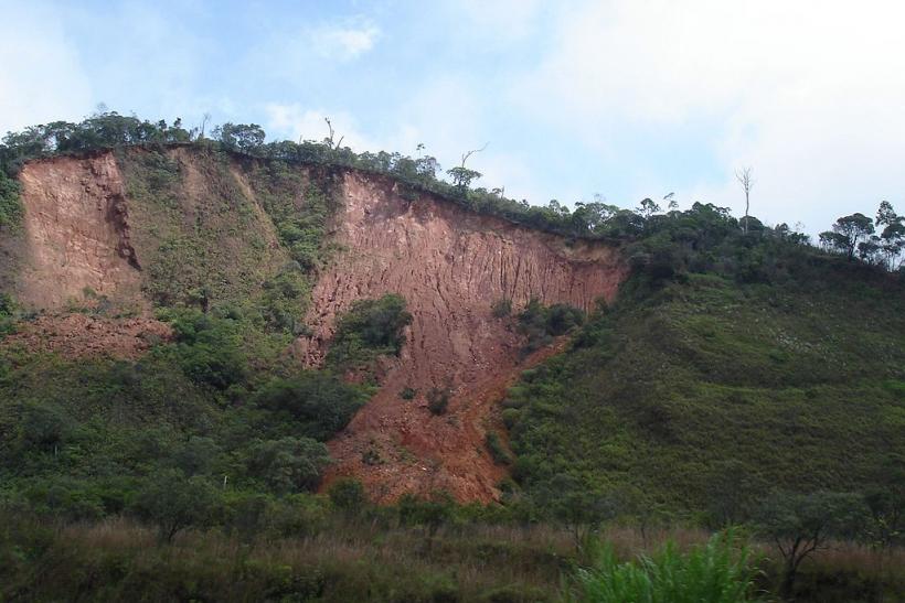 Alunecările de teren din comuna Valea Mare au ajuns în apropierea unor locuinţe