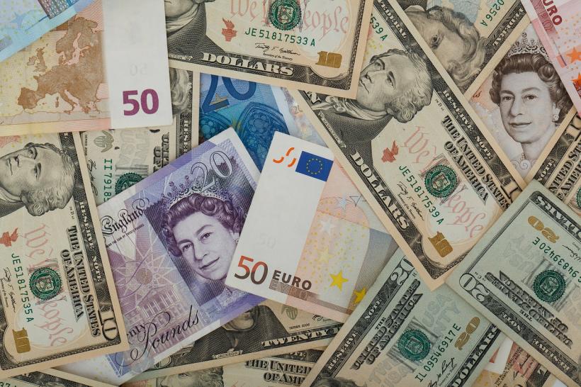 CURS VALUTAR - Moneda naţională s-a depreciat, vineri, în faţa principalelor valute 