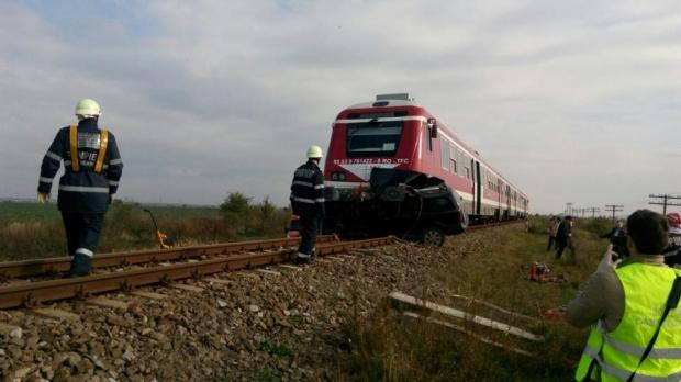 Autoturism lovit de tren, lângă București! Şoferul a murit pe loc