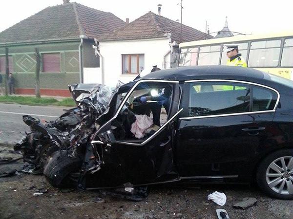 Accident mortal în Bihor. A intrat frontal într-un autobuz cu navetiști! 