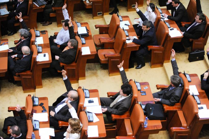 Iohannis cere reexaminarea legii privind suma alocată parlamentarilor pentru acoperirea cheltuielilor de transport în teritoriu 