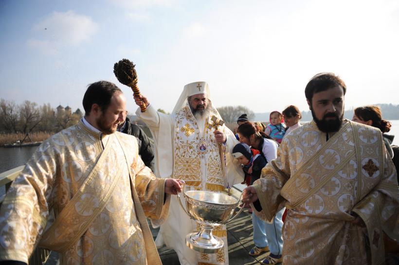 Patriarhul Daniel spune că Sfinţii Trei Ierarhi ne arată cum să fim creştini, indiferent de rangul deţinut 