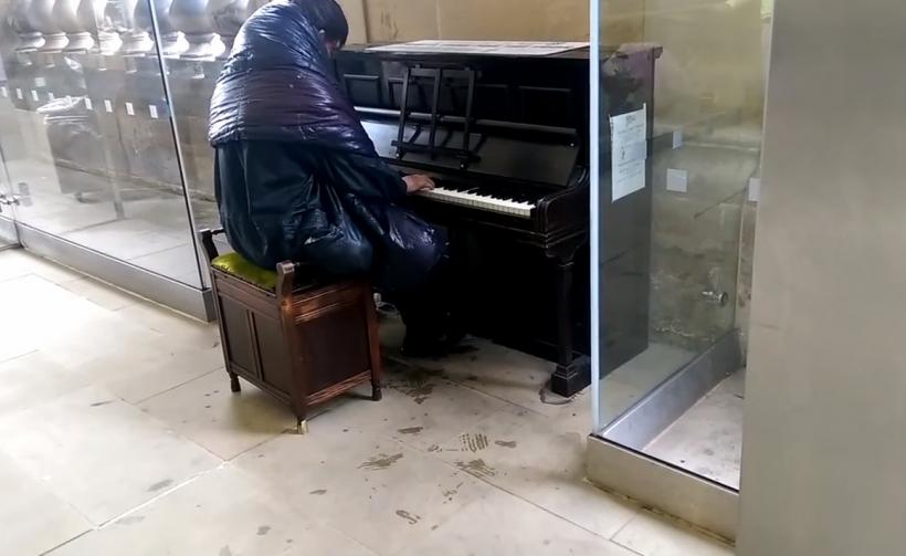Pianistul fără adăpost care îi impresiona pe oameni cu talentul său a fost găsit mort în stradă