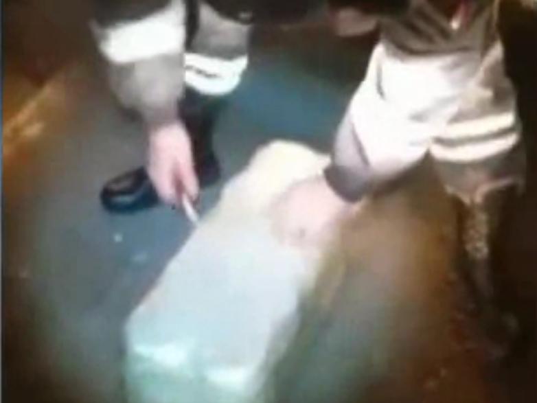 VIDEO - Ce au găsit poliţiştii în sicriul dintr-un vehicul mortuar