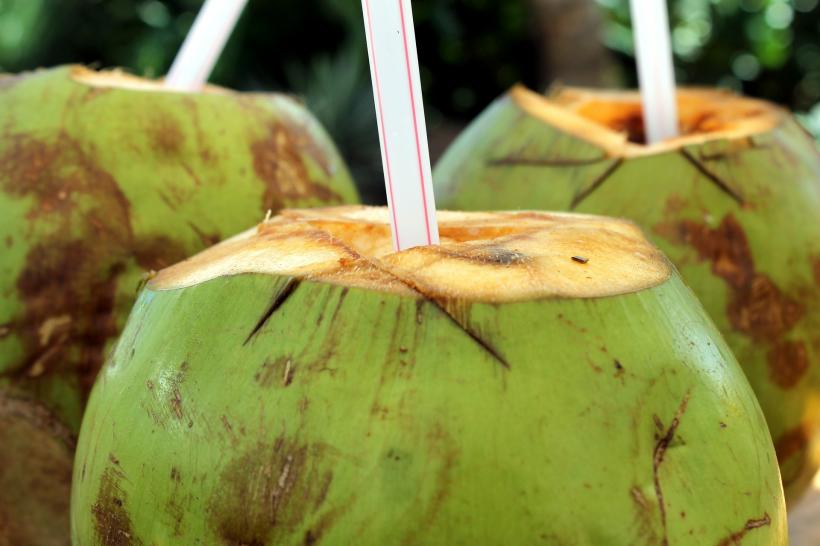 Cele 8 beneficii ale apei de cocos despre care nu știați