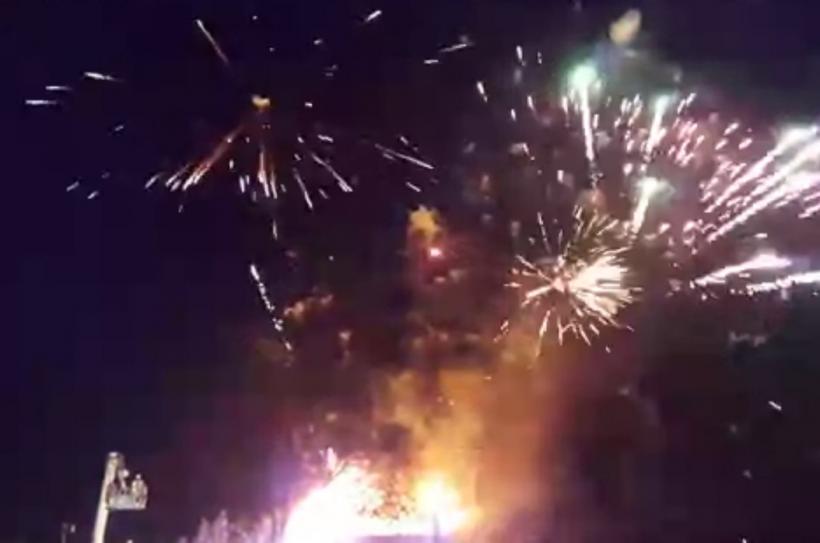 VIDEO - Un incendiu a provocat un enorm foc de artificii