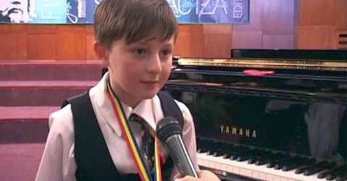 Un băieţel român este cel mai bun pianist din lume