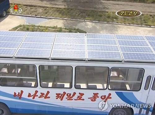 Corea de Nord prezintă primul autobuz de producţie proprie alimentat cu energie solară 