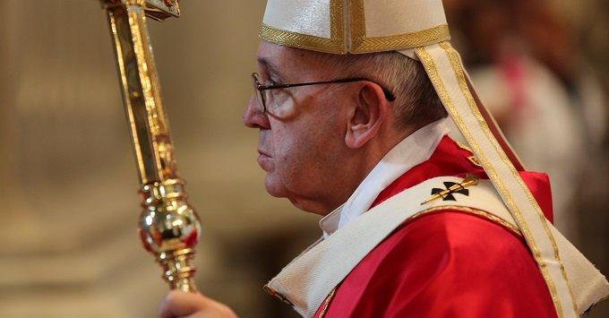 Papa Francisc transmite condoleanţe familiilor care şi-au pierdut pe cineva drag în incendiul de la clubul Colectiv