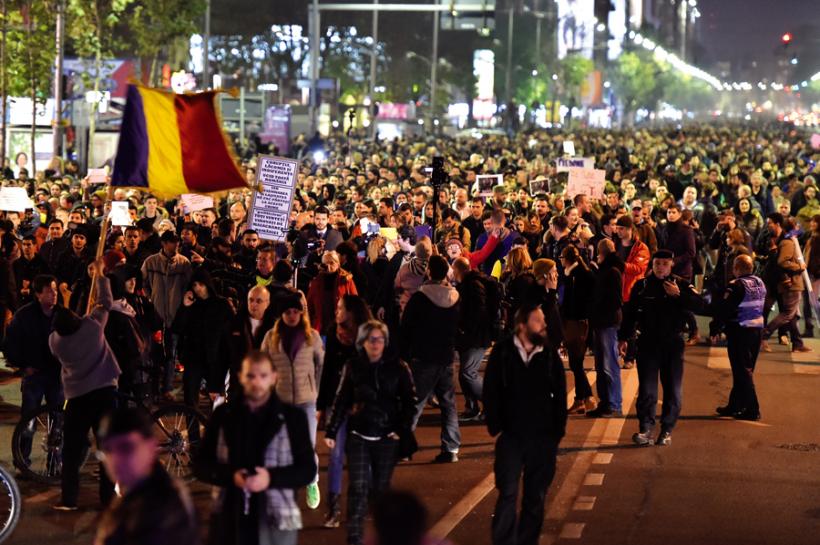 Protest de amploare în Bucureşti. Peste 25.000 de români au protestat după tragedia de la Club Colectiv