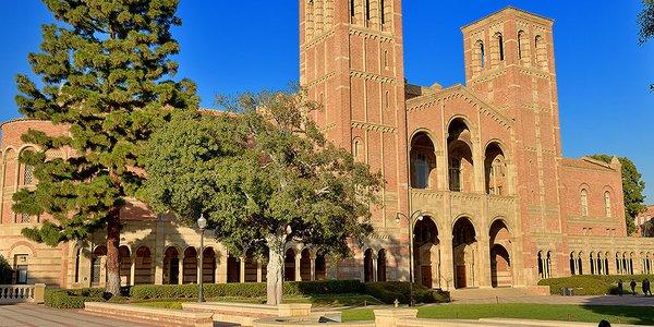 Cinci studenţi au fost înjunghiaţi într-o universitate din California 