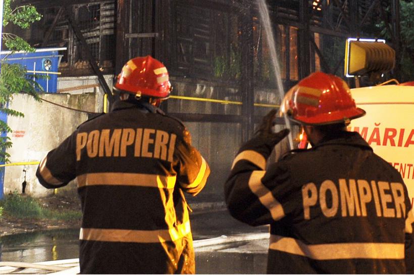 Incendiu într-un bloc din centrul Bucureştiului, în Piaţa Romană. Trei persoane au ajuns la spital