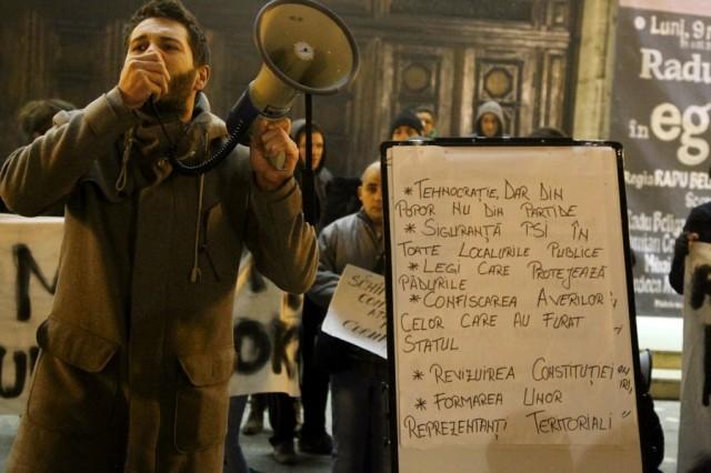 Liderul protestatarilor din Timişoara, delir pe Facebook: ” Am venit să vă EDUCĂM, știm ca aveți nevoie, noi nu negociem normalitatea. Noi vă spunem ce să faceți și venim cu soluții politice!” 