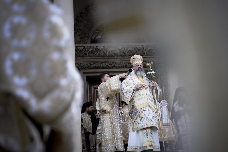 Patriarhul Daniel: Ne rugăm pentru tinerii de la Colectiv care au trecut la Domnul într-o formă neaşteptată şi violentă 