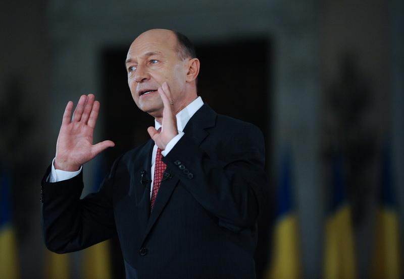 Traian Băsescu îi cere lui Klaus Iohannis să acţioneze înainte ca România să ajungă în anarhie