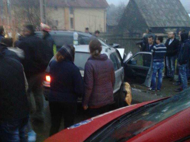 Accident grav în Maramureş, în care a fost implicat şi un poliţist: 1 mort şi 4 răniţi!