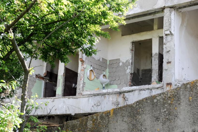 Clădirile abandonate din Reşiţa vor fi impozitate cu până la 500% 