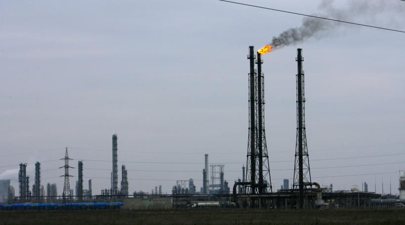 De ce nu mai este monitorizată calitatea aerului din zona rafinăriei Petrotel Lukoil Ploieşti