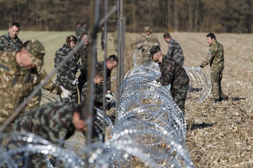 Slovenia a început ridicarea unui gard de sârmă ghimpată la graniţa cu Croaţia 