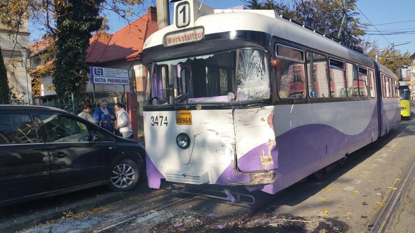 Grav accident rutier la Timişoara! Un tramvai a lovit o betonieră: 13 răniţi