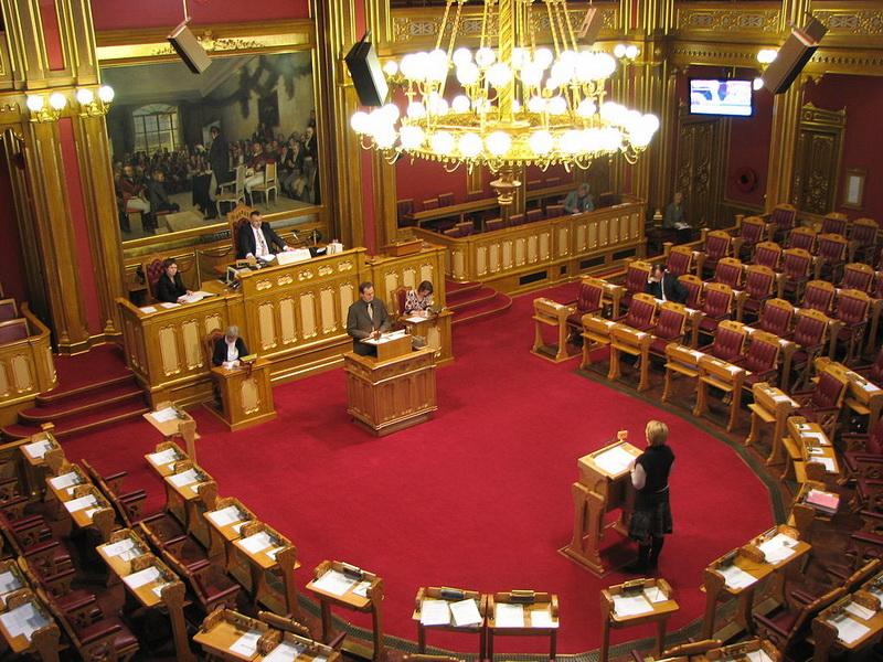 Politicieni norvegieni, momiţi cu votcă şi femei frumoase de spionii ruşi