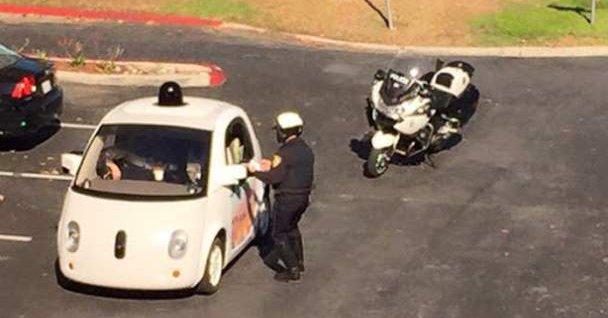 De ce o maşină a Google, fără şofer, a fost trasă pe dreapta de poliţie