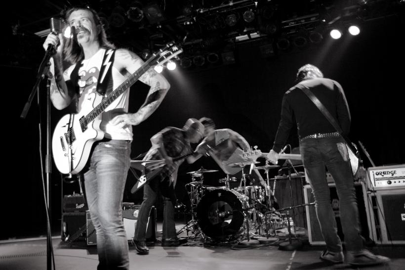 Atentate la Paris: Membrii trupei californiene 'Eagles of Death Metal' au scăpat cu viaţă
