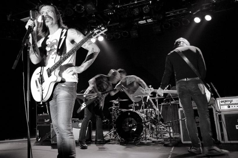 Campanie pentru propulsarea grupului Eagles of Death Metal pe primul loc în clasamentele muzicale britanice 