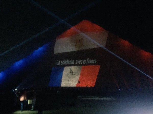 Celebra piramidă a lui Keops a fost iluminată duminică seara în culorile Franţei, Libanului şi Rusiei 