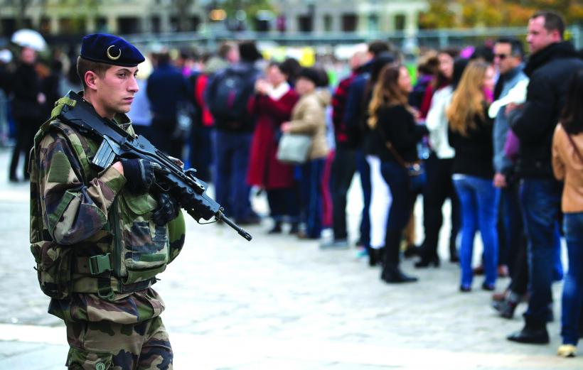Cheltuieli de apărare. Franţa mută accentul de pe austeritate pe securitate 