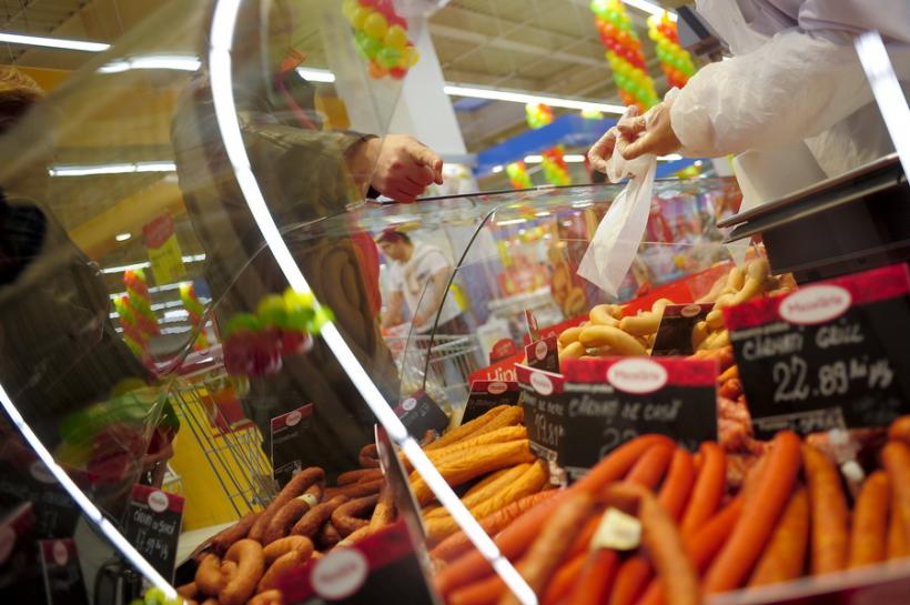 Senat: Supermarket-urile, obligate să doneze alimentele aflate aproape de data expirării 