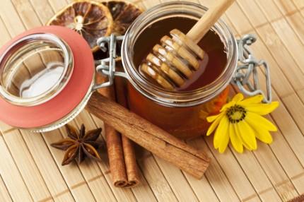 DIETE SĂNĂTOASE. Cum să slăbești ușor cu miere și scorțișoară