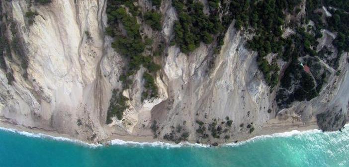 VIDEO - Momentul în care malul se prăbuşeşte peste una din cele mai frumoase plaje din Lefkada, după seismul de marţi