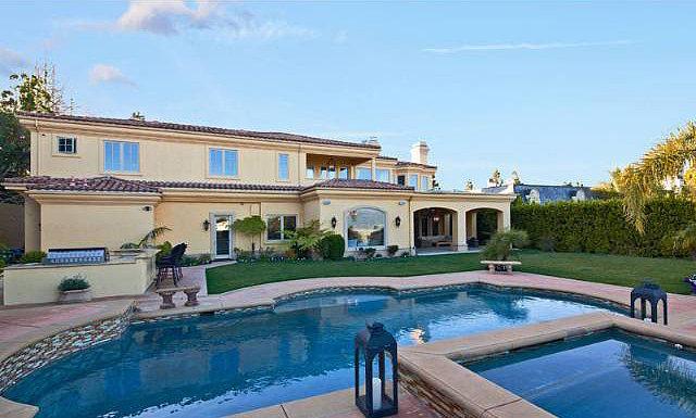 Charlie Sheen intenționează să vândă două din cele trei vile din Beverly Hills