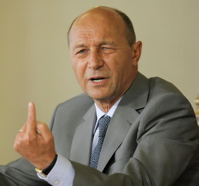 Traian Băsescu, în instanţă pentru a studia un dosar 