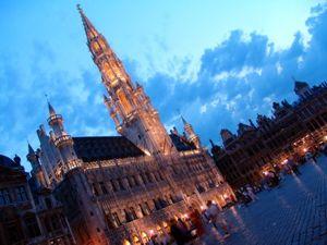 Belgia ridică la nivel maxim alerta teroristă pentru Bruxelles
