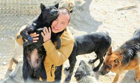 Un milionar chinez şi-a cheltuit întreaga avere pentru salvarea câinilor vagabonzi de la abator 