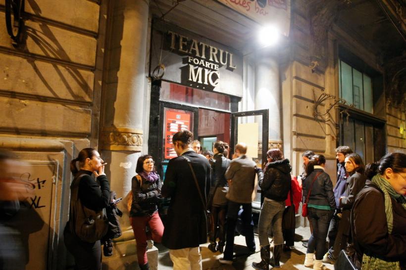 Încă un teatru din Bucureşti îşi suspendă activitatea