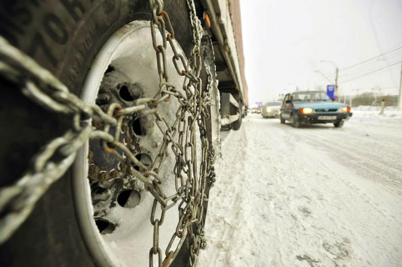 În judeţul Braşov se circulă în condiţii de iarnă, dar fără drumuri blocate 