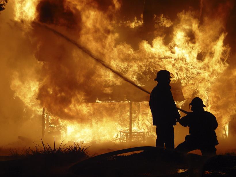 Incendiu în cartierul Giurgiului din Capitală. Două familii au rămas fără case