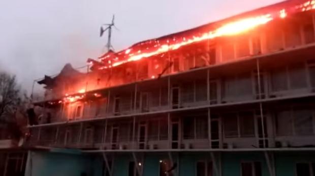 VIDEO - Un hotel din Mamaia, care aparţine lui George Bosânceanu, a luat foc